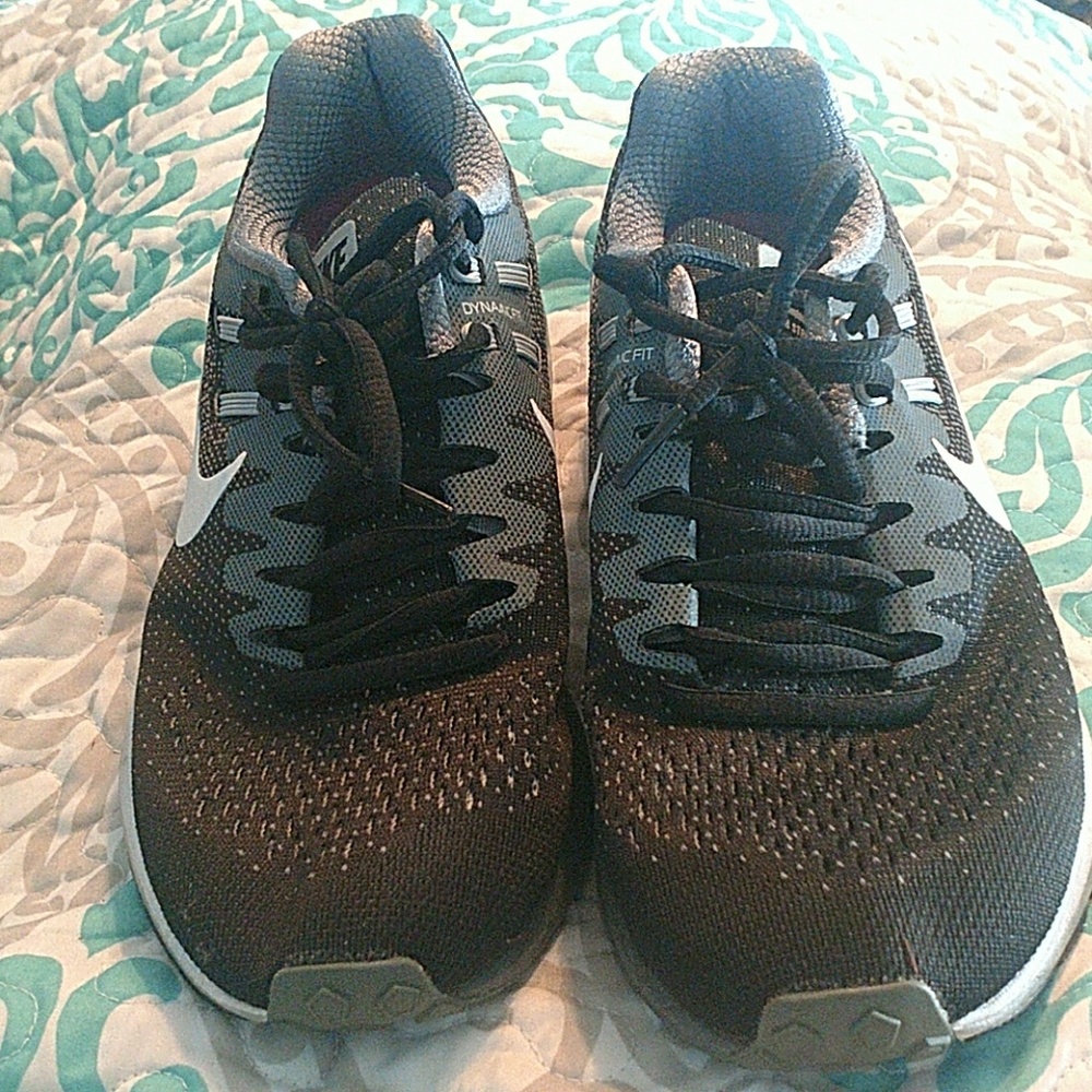 Black nike tennis shoes
